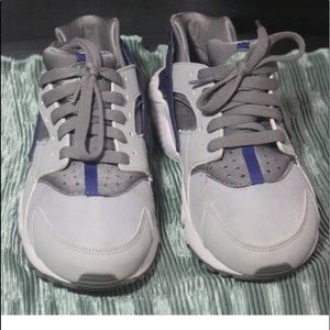 Nike huaraches boys size 5.5y